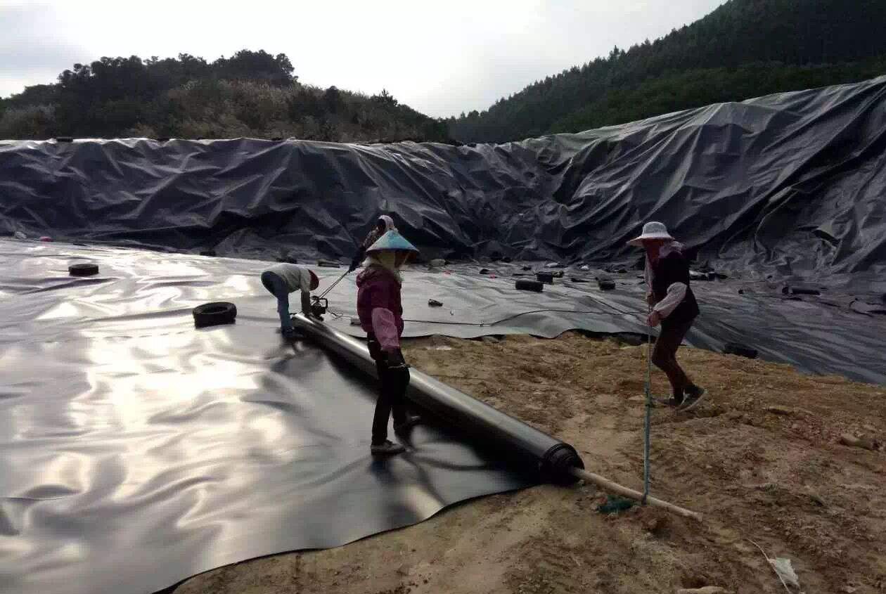 土工膜与垫层界面摩擦角越。つ诶υ酱。膜内拉力从坡脚开始逐渐增长，到坡顶锚固端达到最大值。