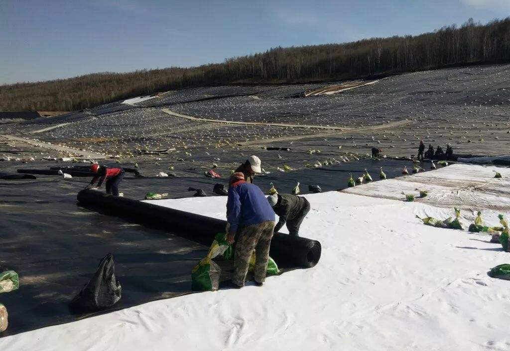 设计荷载和地基不均是决定土工膜厚度的重要因素