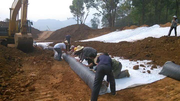 防渗膜可有效避免雨水对高速公路造成稳定性影响