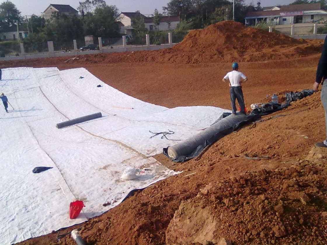 钠基膨润土防水毯的铺设及锚固